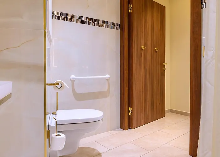 Aston La Scala * ニース